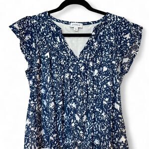 Evereve Arden blue & white floral top with flutter sleeves, Size S